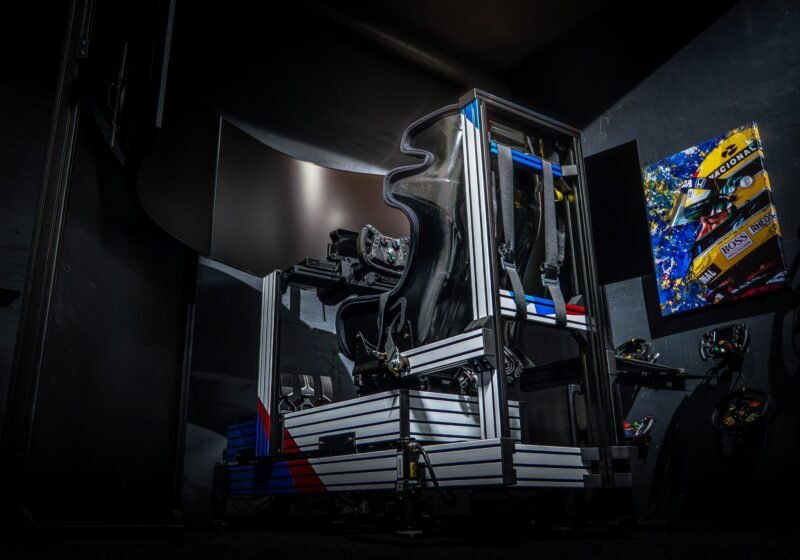 Didysis brolis — pro klasės simuliatorius su trimis 55 colių ekranais SRB Motorsport centre