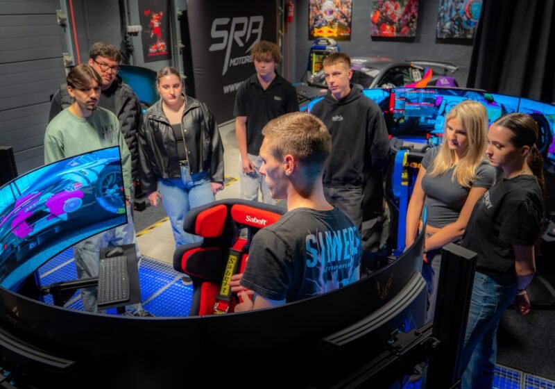 Komanda prie lenktynių simuliatoriaus SRB centre