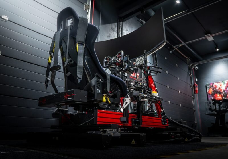 Mažasis brolis — simuliatorius su VR ausinėmis SRB Motorsport centre