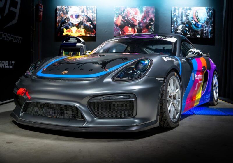 BE1ST Racing lenktyninis Porsche Cayman GT4 SRB studijoje