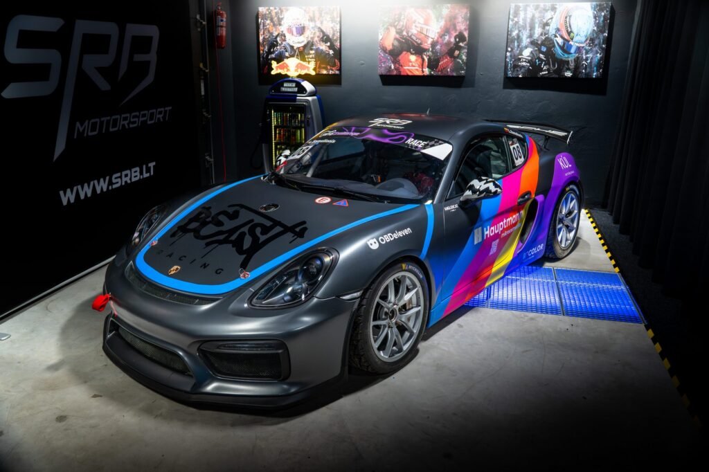 BE1ST Racing Porsche Cayman GT4 iš šono SRB studijoje