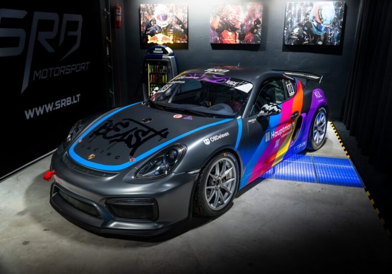 BE1ST Racing Porsche Cayman GT4 iš šono SRB studijoje