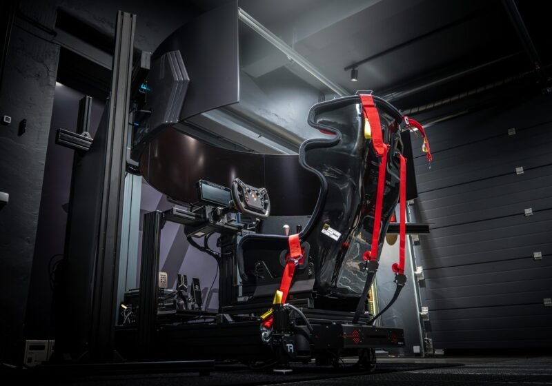 Raudonasis brolis — pro klasės simuliatorius su judesio sistema SRB Motorsport centre